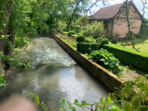 Jardin et cours d'eau