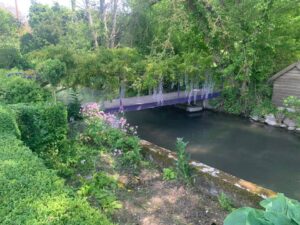 Pont avec retombée florale