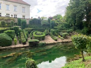 Taille de haie au bord de l'eau