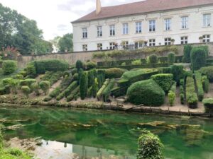 Taille de haie au bord de l'eau